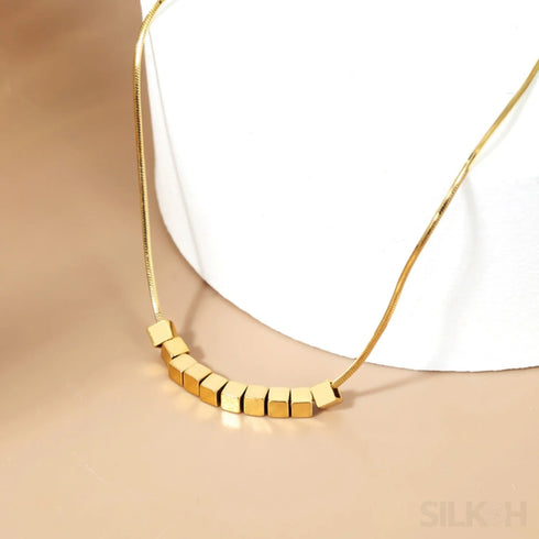 18k Gold Plated Lightweight Clavicle Chain Shimmering